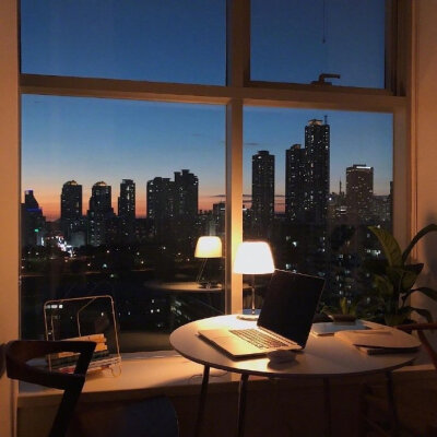 一个人自由自在，舒舒服服地生活。 