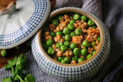 【蒸肉末青豆豆腐】不炒不炸，营养不流失，好吃不上火。食材：肉末70克、青豆1小把、豆腐1小块儿、淀粉1汤匙、酱油半汤匙、油盐适量1.豆腐可以是南豆腐可以是北豆腐，把豆腐切块儿切片切丁都可以，放进能入蒸锅的碗…