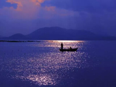 风起云涌江湖间，逐浪涛空碧海天，把酒东风渔舟夜，纵情长梦醉陶然。#绘画#