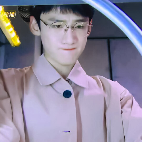 明星大侦探×白读书 表面乖张
原截顾雨曦.中间一排的后两张真的好乖.