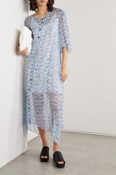 
Acne Studios 这款中长连衣裙上的花卉印花精美别致，有如老式墙纸般复古优雅。单品裁自轻盈且半透肤的真丝顺纡绉，内置的吊带衬裙能一扫走光疑虑，不对称门襟和不平整的斜向裙摆合力带出柔美的摩登气息。不妨单独穿…