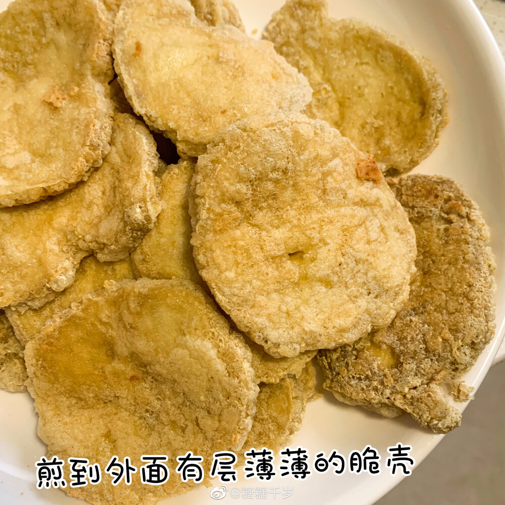 #糖糖的吃喝日常##糖的瞎捣鼓##宅家美食日记# 之前发素鸡面，居然有胖友问我素鸡是啥没吃过？！我说比肉还好吃呢你信不信做法和调味都十分小白，有素鸡你就行！一般在店里吃的会用大油炸，炸得更透。煮时能吸收更多的汤汁，这样的素鸡吃起来很酥软。但咱在家省油就煎一煎吧也完全OK！吃着软中带韧～烧好的素鸡盖饭盖面冷吃热吃都很好。冬天我当然最爱凉素鸡盖暖暖的红汤面啦！夏天的时候，夹上一块刚烧好热乎的素鸡盖在吹凉的米饭，按一按，素鸡的汤汁就渗到饭里，一口软糯素鸡一口酱油饭也是美滋滋