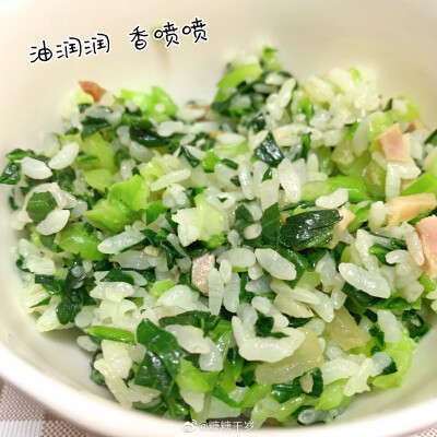 #糖糖的吃喝日常# 今天午饭是一大锅咸肉菜饭！一碗饭里有肉有菜，吃的时候再挑上一点点猪油，用饭的热气化开，油润润香喷喷！和清爽的萝卜排骨汤也是天仙配啦！