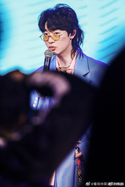 福克斯 黑发 蓝色西服