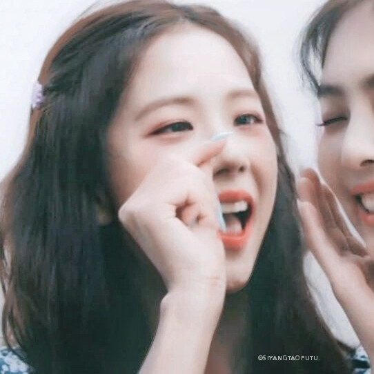 ©饲养桃浦兔.
Jisoo&Jennie.