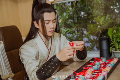 #任嘉伦##任嘉伦411生日快乐#
甜甜的日子，想与嘉人分享甜甜的糖
和一枚认真准备的甜豆
cr@任嘉人