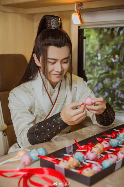 #任嘉伦##任嘉伦411生日快乐#
甜甜的日子，想与嘉人分享甜甜的糖
和一枚认真准备的甜豆
cr@任嘉人