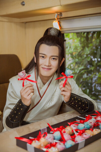#任嘉伦##任嘉伦411生日快乐#
甜甜的日子，想与嘉人分享甜甜的糖
和一枚认真准备的甜豆
cr@任嘉人
