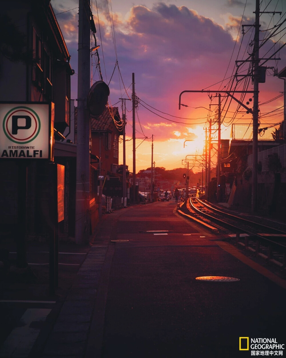 夕阳夕下的江之电铁路