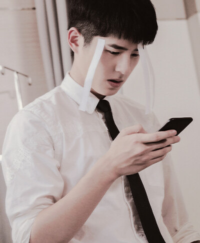 刘 昊 然 。拿图看简介。