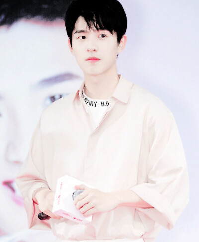 刘 昊 然 。拿图看简介。