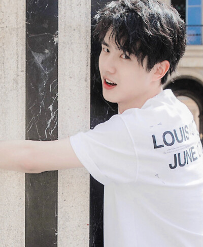 刘 昊 然 。拿图看简介。