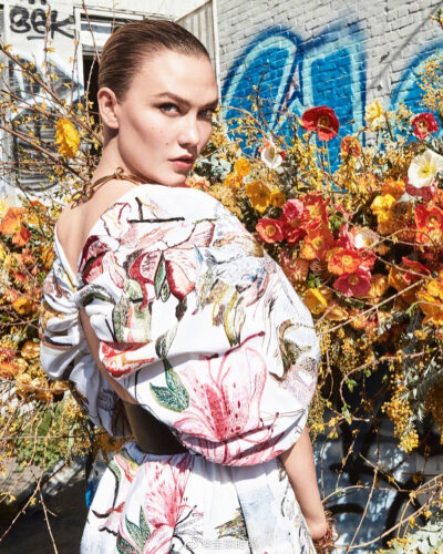 #Karlie Kloss# &amp;《Vogue》美版四月刊，之前的街拍揭开谜底！多款花朵裙装的街头大片，演绎“Run for this roses”主题，小kk人比花娇！