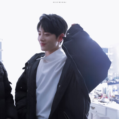 肖战
©®-归椿日-