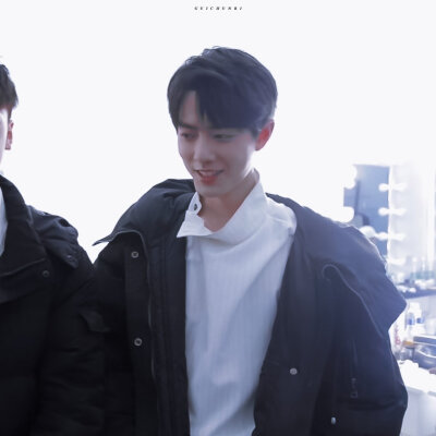 肖战
©®-归椿日-