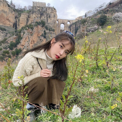 这个季节适合 约上好友带上吉他 烤肉炉子 酒 零食 抛开生活的烦恼与惺惺相惜的好友 彻夜畅谈。 ​​