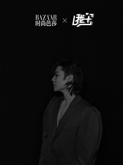 侯明昊 Harper's BAZAAR 时尚芭莎明星电子刊, 尝试新造型, 穿着深V红色西装, 画着魅惑的眼线妆容, 在暗夜光影里呈现他身上的禁欲气质, 还有几分吸血鬼的味道。