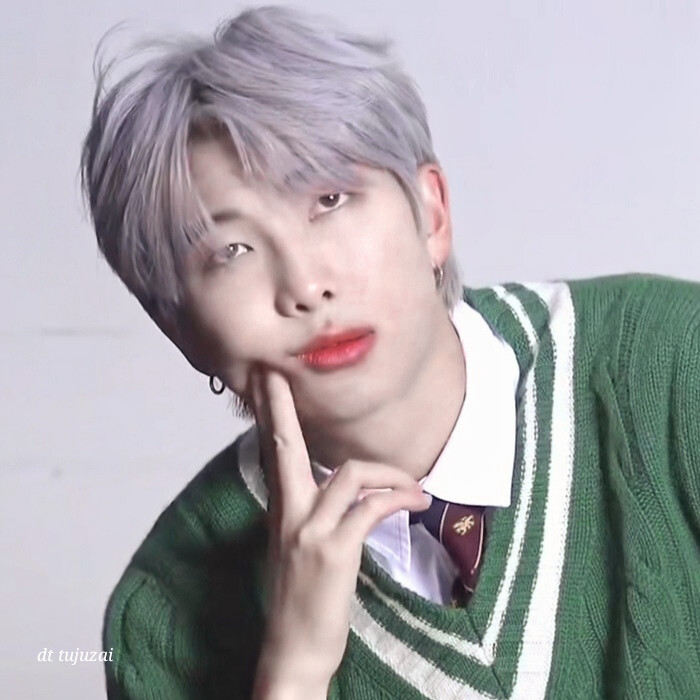 金南俊_
/我喜欢你就像是烟火升空，会在心里每一个小地方都绽放小小的烟花，心里噼里啪啦的炸开/
原截：D7qy