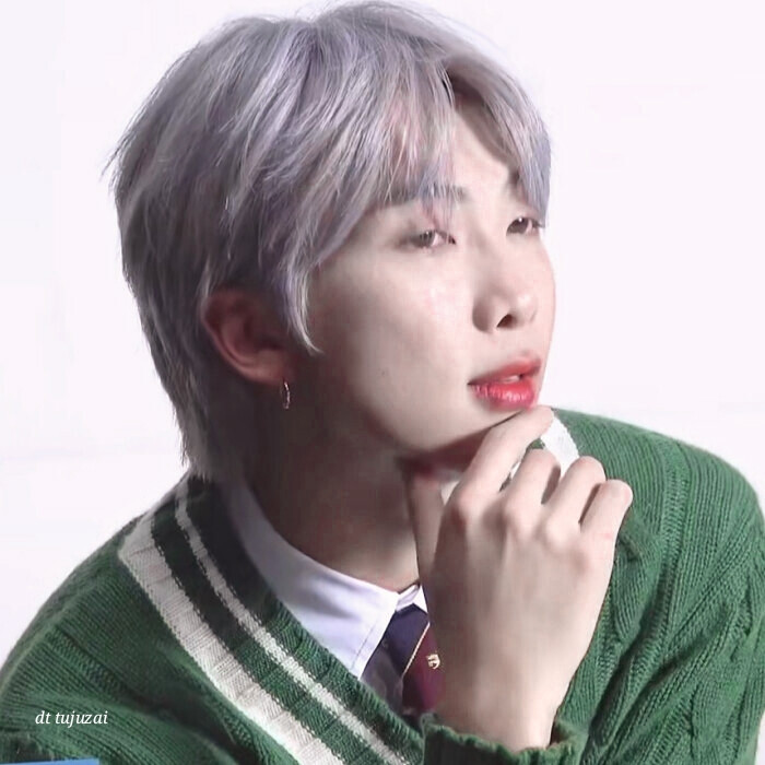 金南俊_
/我喜欢你就像是烟火升空，会在心里每一个小地方都绽放小小的烟花，心里噼里啪啦的炸开/
原截：D7qy