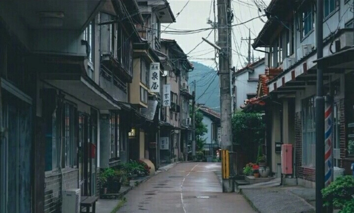 QQ名片背景 雨后清晨的日本街头…