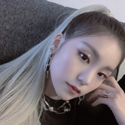 itzy
yeji
黄礼志