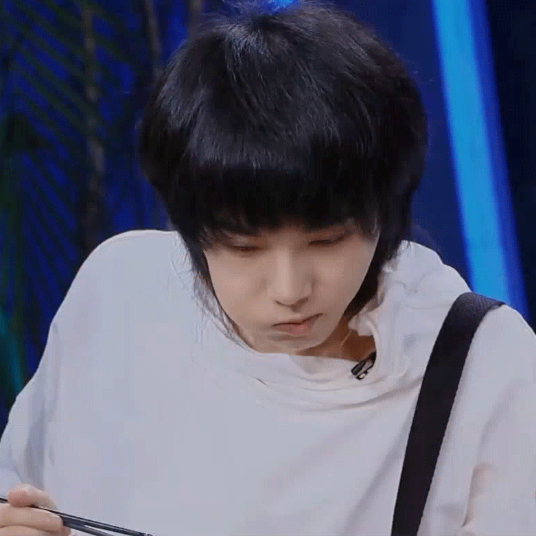 华晨宇台上秒变大魔王台下秒变小吃货可就没看过花花胖过了