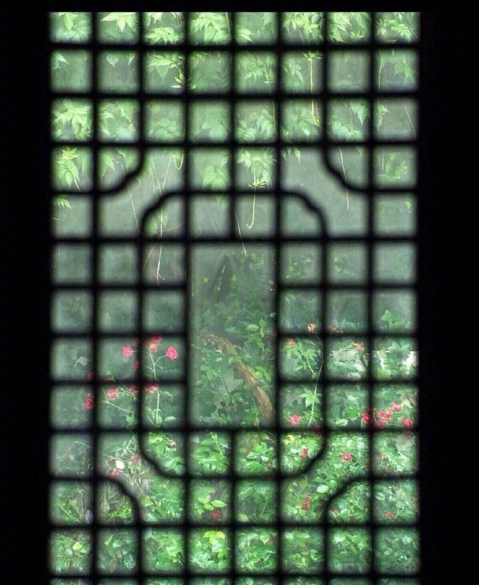 窗外尘尘事，窗中梦梦身；既知身是梦，一任事如尘 。