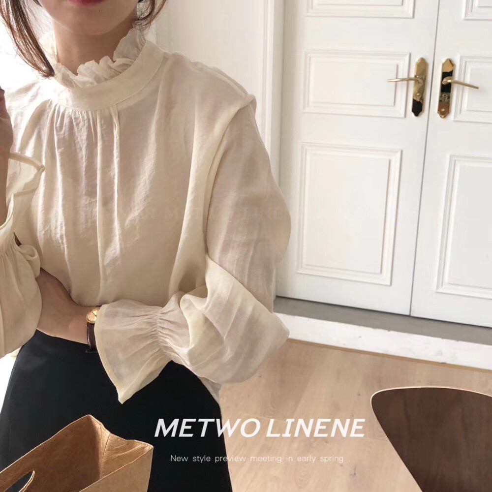 甜美可人的约会小衫
和男朋友和闺蜜约会都可以穿 款式简单不失心机 一些小设计非常显气质