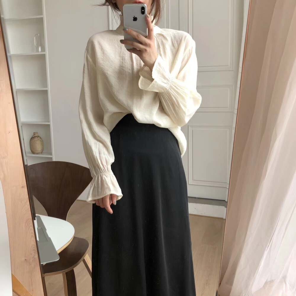 甜美可人的约会小衫
和男朋友和闺蜜约会都可以穿 款式简单不失心机 一些小设计非常显气质