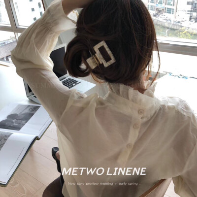 甜美可人的约会小衫
和男朋友和闺蜜约会都可以穿 款式简单不失心机 一些小设计非常显气质