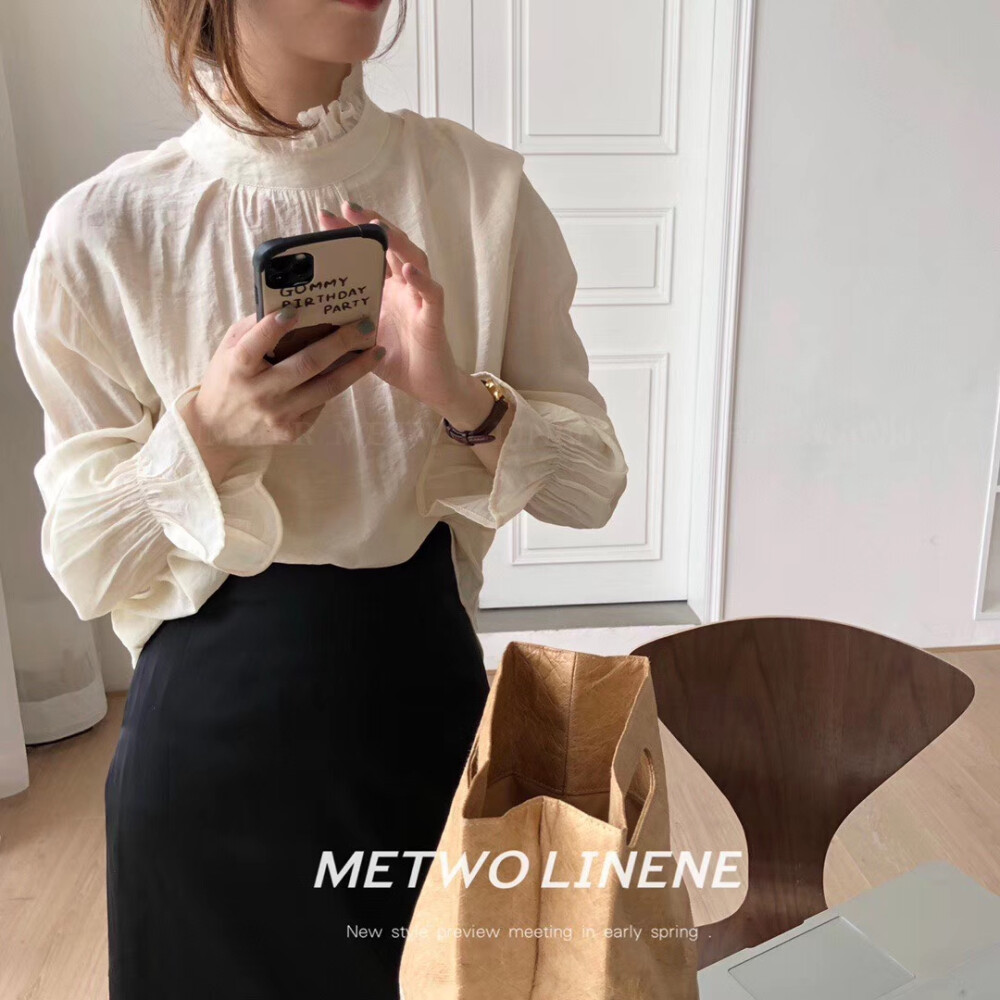 甜美可人的约会小衫
和男朋友和闺蜜约会都可以穿 款式简单不失心机 一些小设计非常显气质