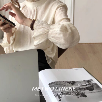 甜美可人的约会小衫
和男朋友和闺蜜约会都可以穿 款式简单不失心机 一些小设计非常显气质