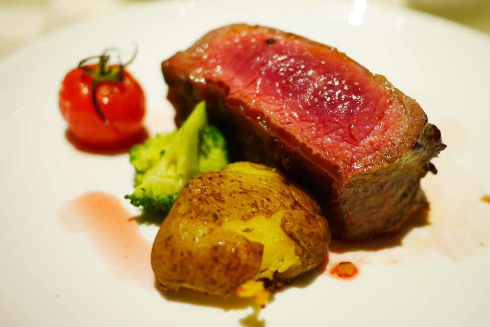 被一家餐厅的草莓芝士蛋糕给勾过来迪士尼也只有我了哈哈哈哈
虽然没开园但是逛逛迪士尼小镇就开心啦 !!
芝乐园出品还真是了得 芝士和奶油相得益彰不会齁甜鲜奶油可以帮助微酸的口感缓缓回甘 一口接一口完全停不下来
小小的遗憾是炸鱿鱼的圈圈很少都是须须 菲力很精准的出了三分
春风和煦 枝条抽新 阳光和美食都不能辜负呀