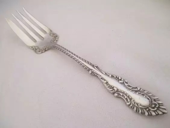 Elberon纹饰的银叉，许多公司生产同时生产多种图案，每一种都有描述或者重要的名字，从Buttercup、Daffodil、和Narcissus到Canterbury、Lafayette、he Duke of York。这些图案通常可以持续数十年，因此制造商的名字和图案不能非常准确的确定银器的年代。更容易困惑的是，像美国银器公司大头Reed & Barton生产相同图案的镀银和纯银器皿，使得辨认银器的年代更为困难。
