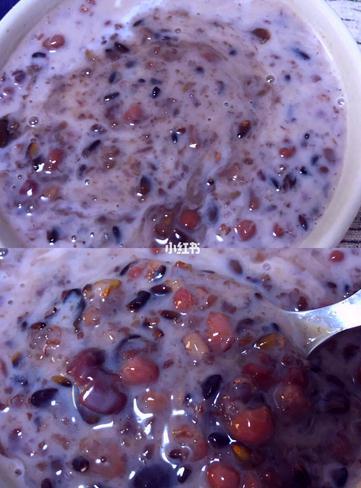 比奶茶还好喝的养生粥食材：红豆、黑米、赤小豆、紫米、糯米、黑豆、薏米、牛奶、炼乳做法：1、 所有食材放入锅中冷水浸泡2小时2、 倒入电饭锅加入6块冰糖按煮粥键，一般是两小时左右，煮好后不要着急，再保温焖1小时，这样豆子会糯软。3、 煮好后加入半包牛奶2勺炼乳搅拌均匀，就可以盛出来吃啦。