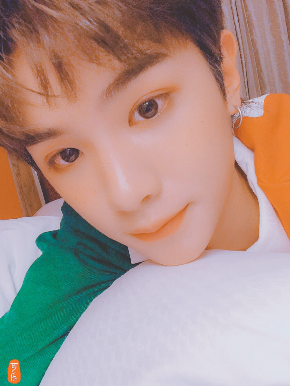 黄明昊自调滤镜头像