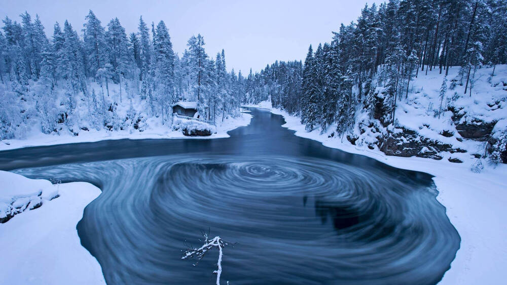 冬季奥兰卡国家公园Myllykoski风景区中的漩涡，芬兰库萨莫 (? Lassi Rautiainen/Minden Pictures)