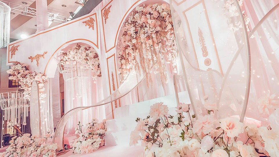 婚礼现场
抱图看简介谢谢