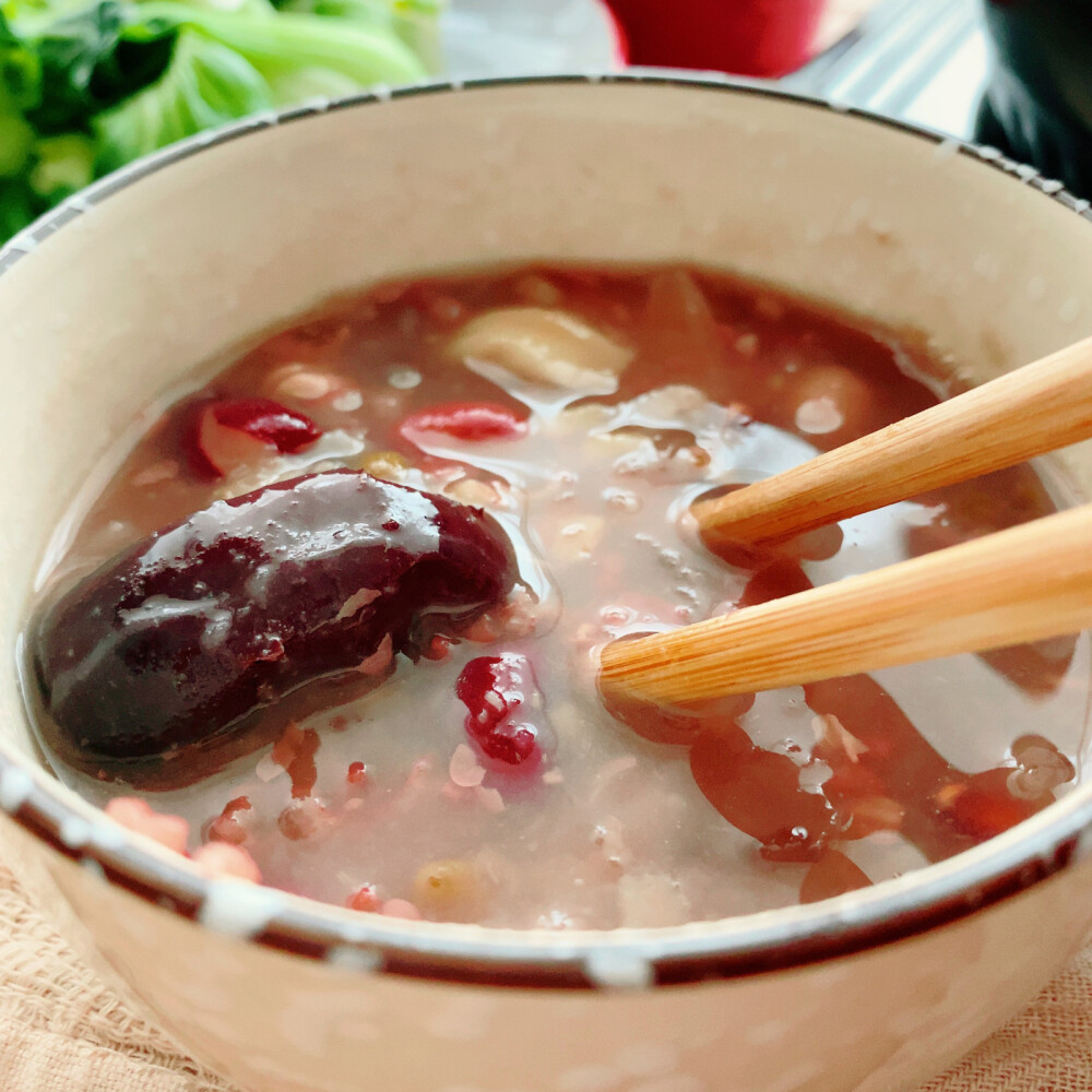 认真吃饭。小白菜的清甜、杂粮粥的绵糯、石锅温泉蛋的矫颤欲滴....酸豆角的跳脱节奏.......完美乐章。