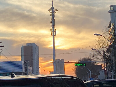 城市里的夕阳。