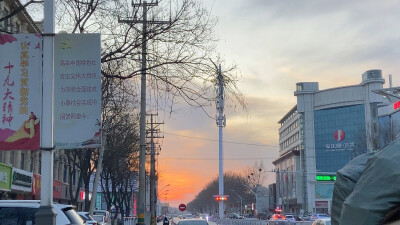 城市里的夕阳。