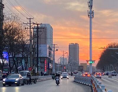 城市里的夕阳。