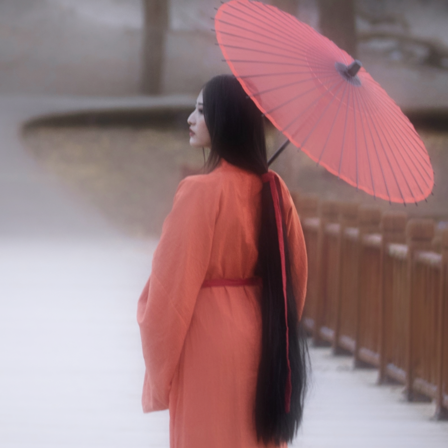 你似春风百花闻，一掠山河万木生。 ​​​
秦软玉の自截
古风头像/汉服女头