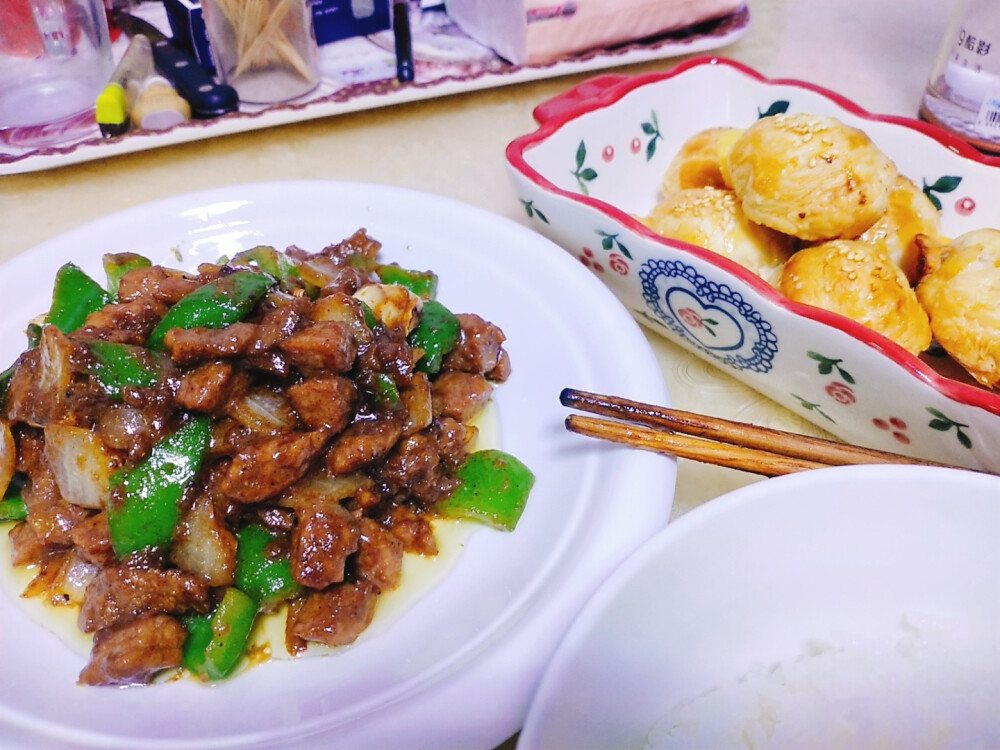 黑椒牛肉丁：牛肉150g（提前腌制）,洋葱，青椒（配色用，可以用彩椒），干辣椒姜蒜少许。
牛肉腌制需要黑胡椒酱，孜然粉，鸡蛋清，生抽，料酒，少许盐淀粉（最后放），腌制时间长一些，之少一小时，否则肉太嫩，还不入味。
