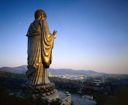 【最灵验的十大许愿地】1、杭州灵隐寺；2、浙江普陀山；3、厦门鼓浪屿；4、无锡灵山大佛；5、北京雍和宫；6、苏州摩天轮；7、上海环球金融中心；8、三亚天涯海角；9、四川峨眉山；10、北海银滩。还等什么！带着心爱的TA一起去吧~