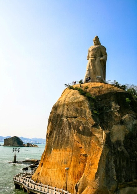 【最灵验的十大许愿地】1、杭州灵隐寺；2、浙江普陀山；3、厦门鼓浪屿；4、无锡灵山大佛；5、北京雍和宫；6、苏州摩天轮；7、上海环球金融中心；8、三亚天涯海角；9、四川峨眉山；10、北海银滩。还等什么！带着心爱的TA一起去吧~