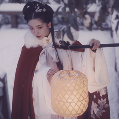 “赊余生月色倾洒衣裳，错落处奉深情亦不输痴狂。”
秦软玉の自截
古风头像/汉服女头