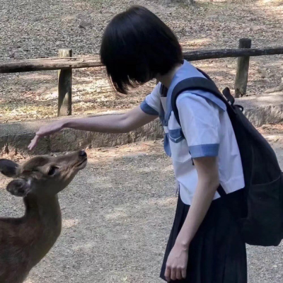 女生头像短发 拿图点赞