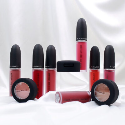 MAC 2020新品「POWDERKISS」系列，包括了丝绒粉雾唇釉（全17色）和3个新色单色眼影。