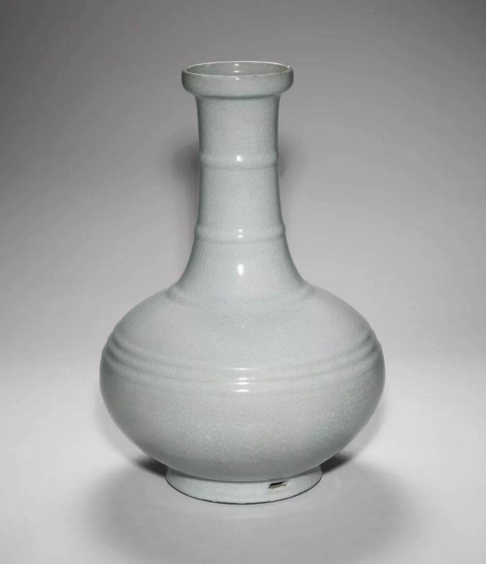 雍正仿汝釉青瓷弦纹瓶